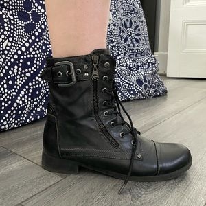 Ankle-high black faux leather combat boots